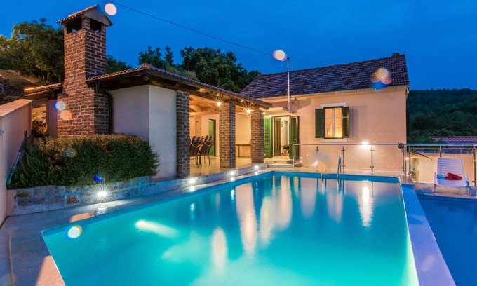 Komoseva Villa | This 3-bedroom villa for up to 6 guests is located in Mali Iz/Mali Iž and has a private swimming poo