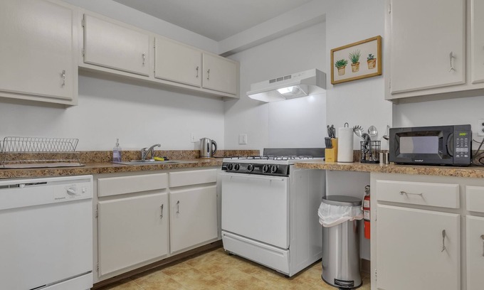 Downtown Harrisburg Apartment | This apartment is a 2 bedroom(s), 1 bathrooms, located in Harrisburg, PA.