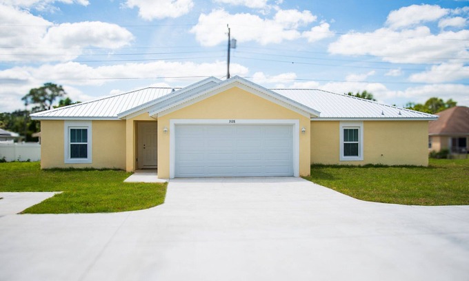 Sebring House | This BRAND NEW 3 bd, 2 bath home located near the Highlands Hammock State Park.