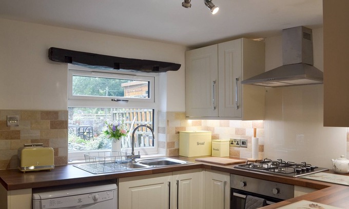Combs Cottage | This charming stone cottage is perfectly placed for exploring this lovely part of the High Peak.