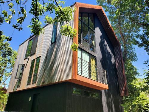 Bozeman House | This Deluxe Modern New 3-Story Home With Central Ac Offers The Best Of Bozeman!