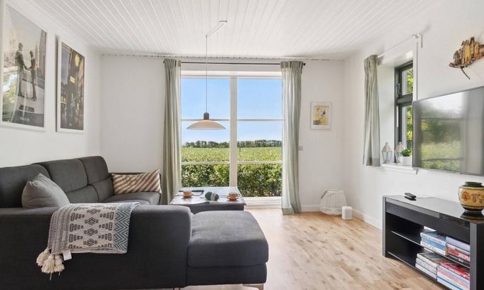 Ertebølle House | This former and beautiful homestead welcomes you with a view of the Limfjord in Ertebølle
