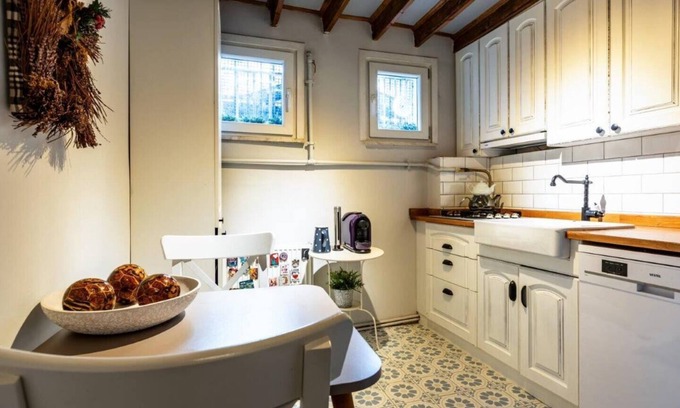 Balat House | This house is a 2 bedroom(s), 2 bathrooms, located in Fatih, İstanbul.