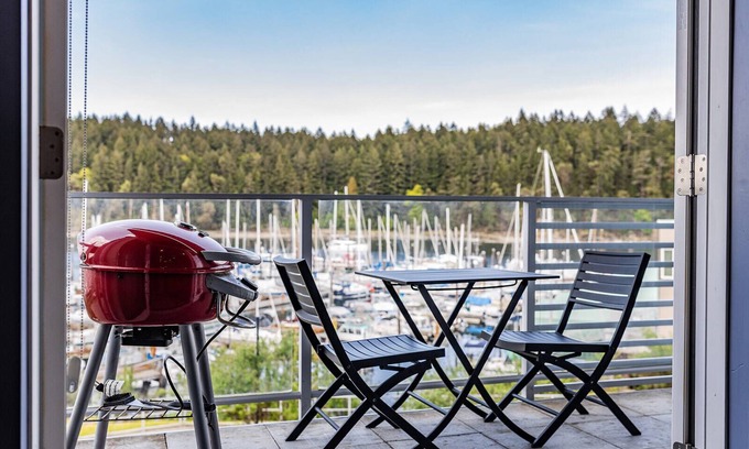 Regional District of Nanaimo Condo | This is the life! 2 bedroom oceanfront condo close to everything.