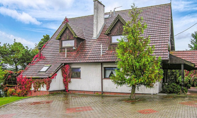 Piecki House | This large vacation home is situated on a natural plot on the shore of a lake.