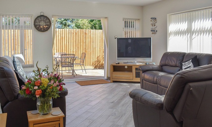 Poole Cottage | This pet-friendly property is family retreat.