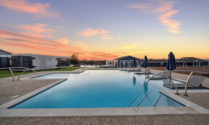 Highlands Apartment | This tiny house is a 1 bedroom(s), 1 bathrooms, located in Highlands, TX.
