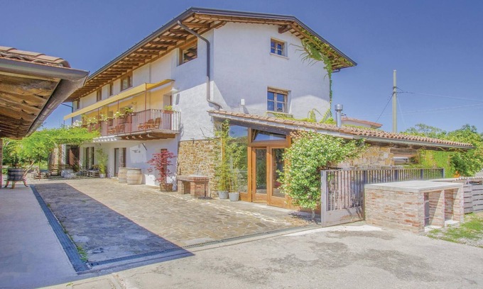 Capriva del Friuli Apartment | This vacation apartment distributed over two floors (the upper one is an attic) in Capriva del Friul