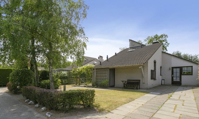 Ouddorp House | This wonderful and luxurious holiday home is located in the back part of the North Sea Park and is adjacent to a typical Ouddorp schurveling with lots of greenery. The garden offers lots of privacy. Here you can enjoy the sun, the fresh sea air, natu