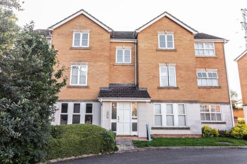 Swindon Apartment | Thorley Apartment in North Swindon, Sleeps 4 in 2 bedrooms, Long Stay Disc, Parking