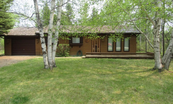 Wasagaming Cabin | *Thoroughly Sanitized.*Cedar Cabin, short walk to Downtown Clear Lake