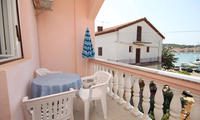 Kukljica Apartment | Three bedroom apartment with terrace and sea view Kukljica, Ugljan (A-8318-a)