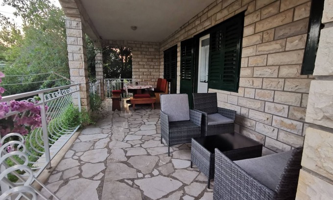 Vinisce Apartment | Three bedroom apartment near beach Vinišće, Trogir (A-4288-a)