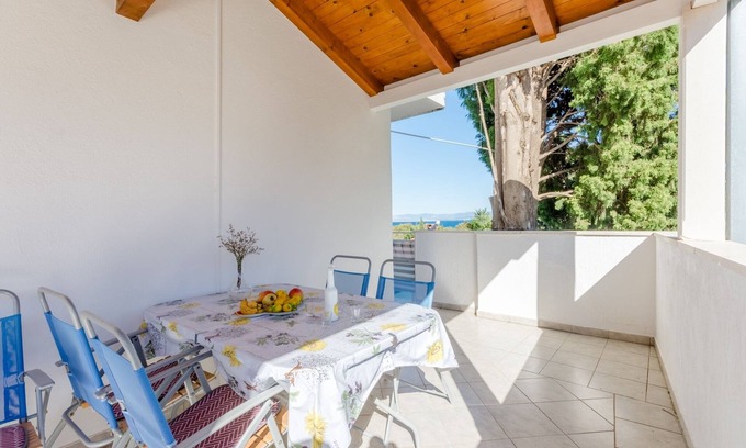Mirce Apartment | Three bedroom apartment with terrace and sea view Mirca, Brač (A-5613-a)