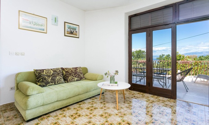 Mirce Apartment | Three bedroom apartment with terrace and sea view Mirca, Brač (A-732-a)