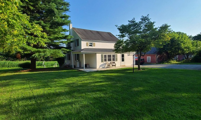 Millersville House | Three bedroom farmhouse,king size beds with country living