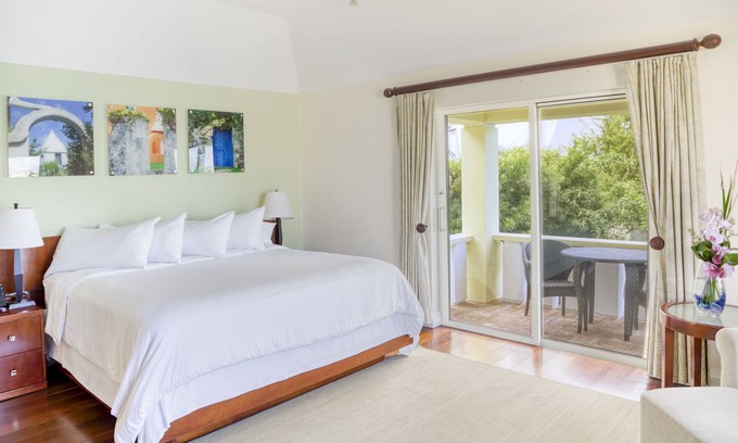 Paget Hotel | Three One-bedroom Stes at Newstead Belmont Hills Golf Resort and Spa