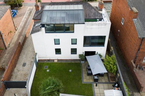 Middlestown House | Thrushley Cottage in Wakefield - sleeps 7 - with roof terrace