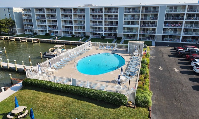 Midtown Ocean City Condo | Thunder Island 91B-Baywater 39th St, Free WiFi, Pool, Elev, W/D, AC