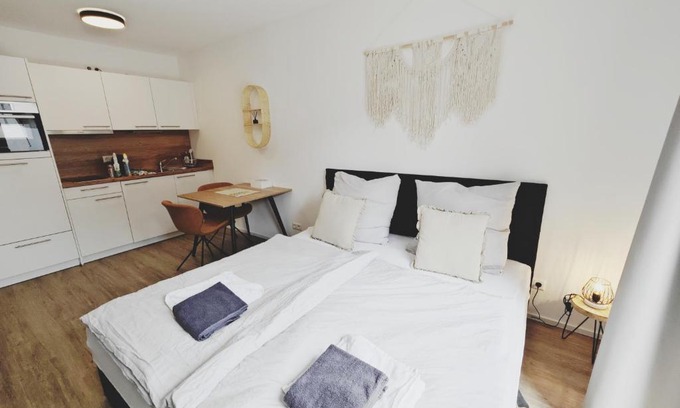 Metzingen Apartment | TiCasa BOHO - Zentral-Outlet-Balkon-Parkplatz-SmartTV-Unique