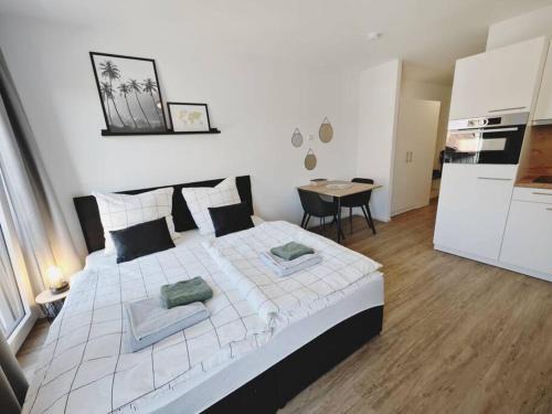 Metzingen Apartment | TiCasa PALMS Zentral-Outlet-SmartTV-Aufzug-Stylisch-Unique