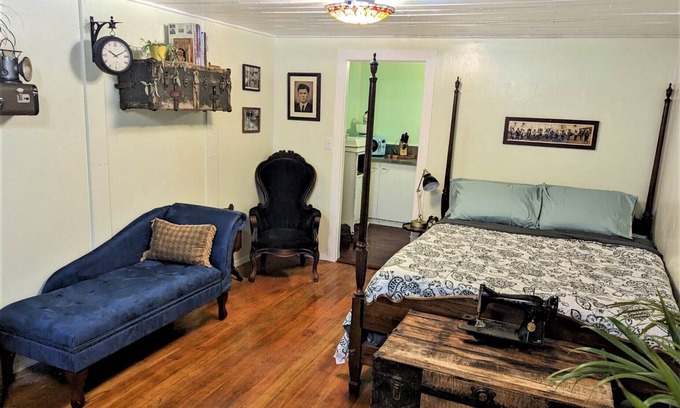 Westlake Cabin | Ticketmaster Chamber - Lakefront Studio Cabin with Kayaking near Florence