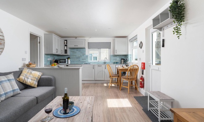 Marazion Apartment | Tide View - stylish apartment with sea views and parking, moments to the beach