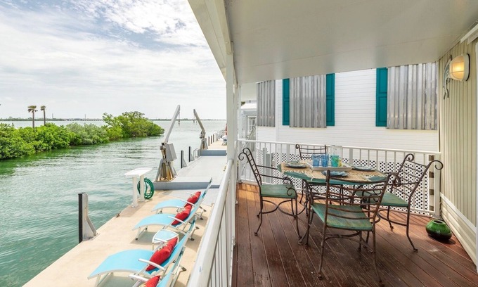 Cudjoe Key Cottage | *TIDEWATER VIEWS @ VENTURE OUT* 2BR/2BA Cottage + 35’ Private Slip | 80’ Pool
