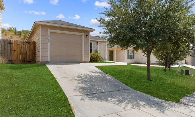 San Antonio House | Tidy 2 Bedroom home Near Lackland AFB, Sea World
