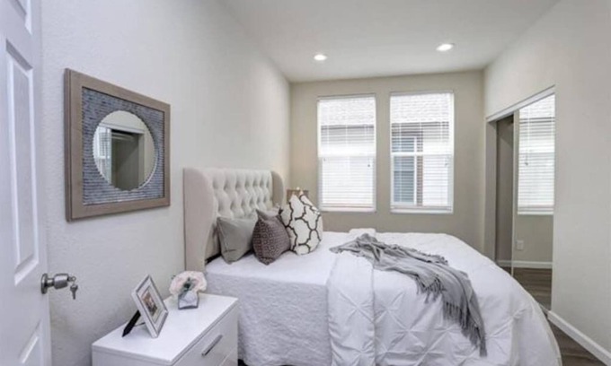 Horace Mann Apartment | Tiger Shark Room | SJ Shark House