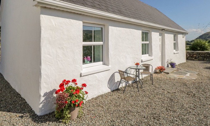 Cornamona Cottage | TIGH MHICHEAL PHAIDIN, family friendly in Clonbur, County Galway