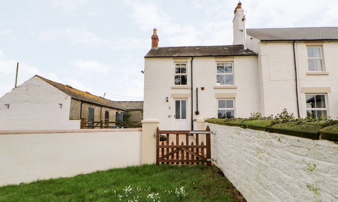 Carlisle Cottage | TIGHT LYNE COTTAGE, pet friendly, with open fire in Longtown