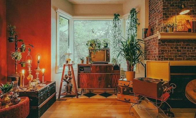 Southwest Calgary House | Time Machine | King Bed | Vintage 20th Century