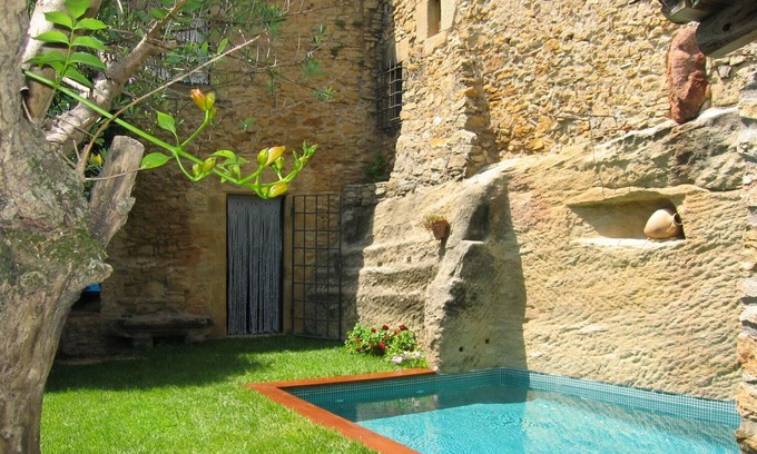 Peratallada Villa | Timeless stone villa with private pool and garden in Peratallada - near the sea.