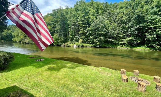 West Jefferson House | Tiny Ashe Cabin-Riverfront, Firepit, Kayaks, Wifi, Small Dog Friendly, Grill