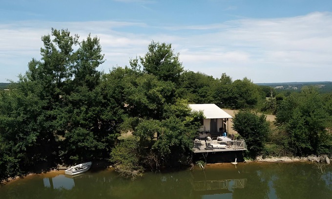 Champsac House | Tiny Home 'Bord De L'étang - Iri' with Lake View, Shared Pool and Private Terrace