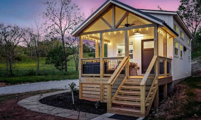 Bentonville Cottage | Tiny Home on Price Coffee Rd! Sleeps 6!