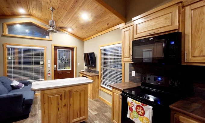 Wyldwood House | Tiny Home Retreat Near Austin: Perfect for Couples or Groups of Four 🌿