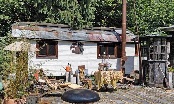 Bad Waldsee House | Tiny Home 'Zirkuswagen' with Private Terrace, Shared Garden and Wi-Fi