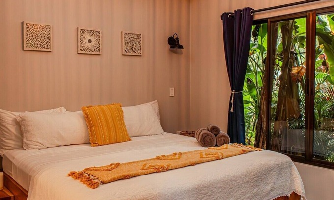 Palma Cabin | Tiny House in La Fortuna with Jacuzzi and Pool
