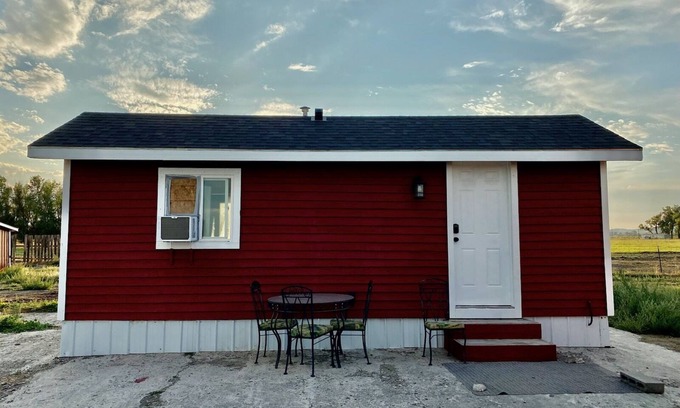Pompeys Pillar Apartment | Tiny House in the country, close to Billings