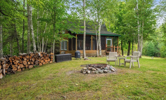 Bigfork Cabin | Tiny house with sleeping loft, full kitchen and 3/4 Bathroom with Sauna! - Pet Friendly!