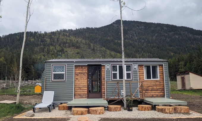 Nakusp House | Tiny House with stunning mountain views, steps from Arrow lake. Pet- friendly!