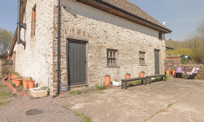 Bedwas Trethomas & Machen House | TIPYN BACH, pet friendly, character holiday cottage in Bedwas