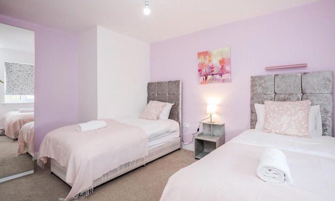 Stanford-le-Hope Apartment | TMS Cheerful 5BDR house! Thurrock! Free Parking!