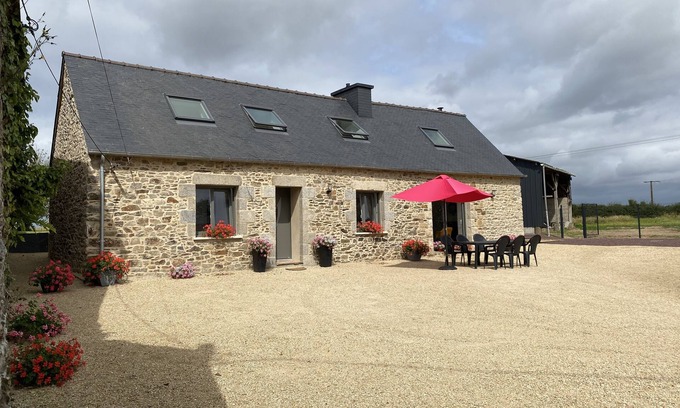 Ploezal House | To rent for the vacations fully renovated stone house in the countryside