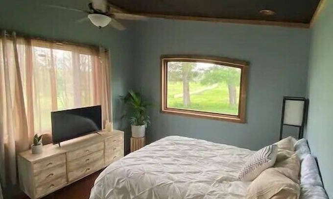 McArthur Cottage | Toasted Marshmallow (w/fast internet) & baby goats! Farm 20 min to Hocking Hills
