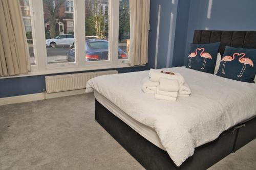 Ealing Common Apartment | Together in Ealing , Cosy 2-Bed Flat with Garden, Patio and Parking for Family of 5
