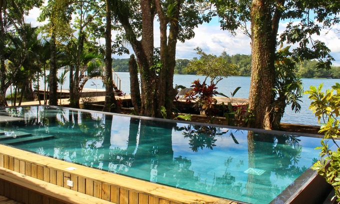 Livingston House | ☀Tom's Paradise: River Front View, Private Pool, A/C + Free Breakfast