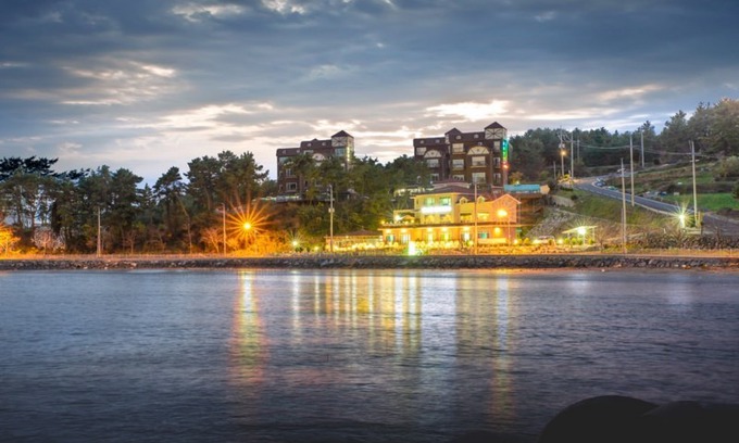 Yongnam-myeon Hotel | Tongyoung Solhyanggieunbitbada Pension